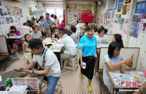 我支持香港警察:香港撑警茶餐厅爆红 民众慕名前来支持