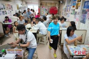 我支持香港警察:香港撑警茶餐厅爆红 民众慕名前来支持