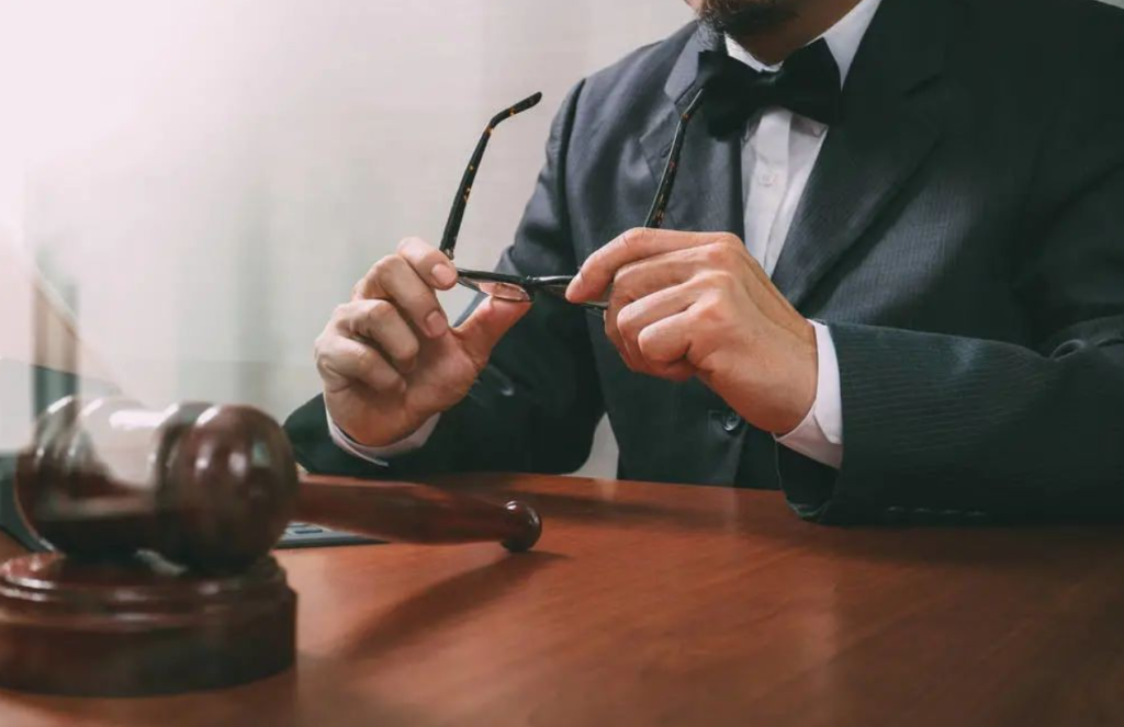 当事人认为鉴定意见错误 能否起诉鉴定机构要求损害赔偿?